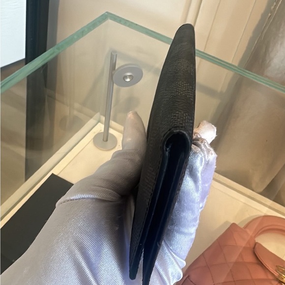 LOUIS VUITTON
Damier Graphite Brazza Wallet 5️⃣0️⃣0️⃣ - Picture 7 of 8